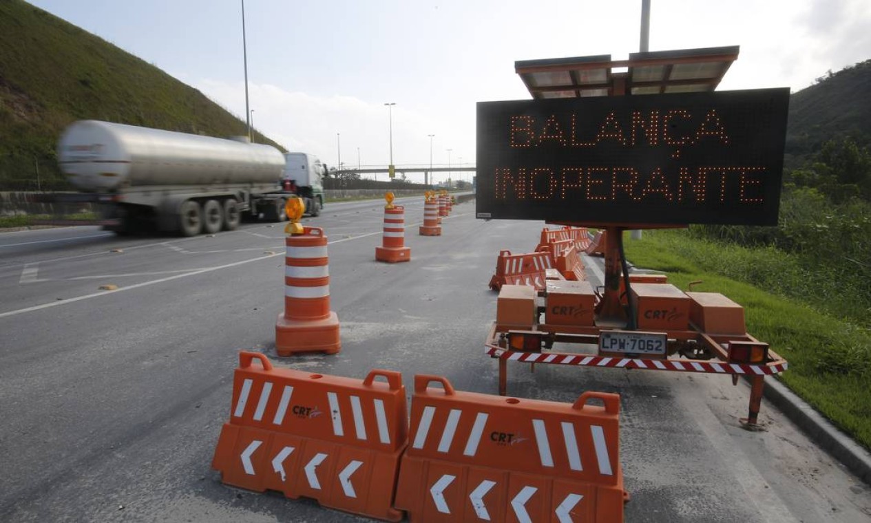 Caminhão em rodovia evasão de balança DNIT